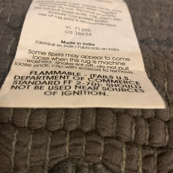 WEST ELM CHARCOAL RUG 28” X 28”/71cm - Picture 6 of 7